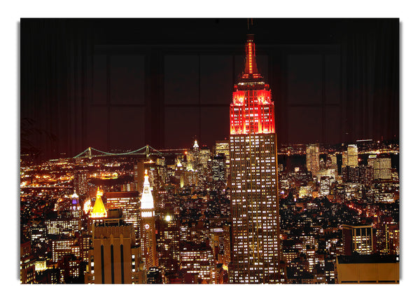 Rotes Oberteil des Empire State Buildings in New York 