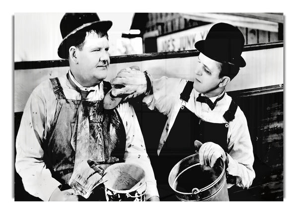 Laurel und Hardy werden in das Loch geschleppt