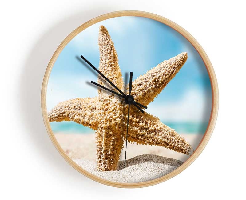 Starfish in detail sands Clock - Wallart-Direct UK